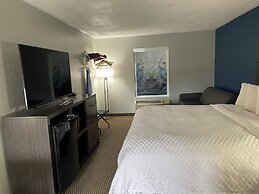 Clairmont Inn & Suites Warren