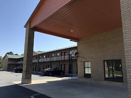 Clairmont Inn & Suites Warren