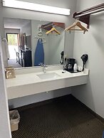 Clairmont Inn & Suites Warren