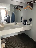 Clairmont Inn & Suites Warren