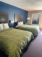 Clairmont Inn & Suites Warren