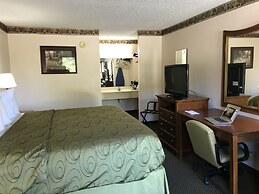 Clairmont Inn & Suites Warren