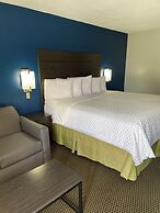 Clairmont Inn & Suites Warren