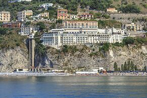 Lloyd's Baia Hotel
