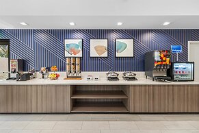 Best Western Valencia/Six Flags Inn & Suites