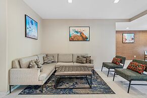 Best Western Valencia/Six Flags Inn & Suites