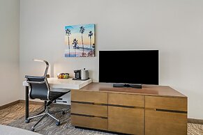 Best Western Valencia/Six Flags Inn & Suites