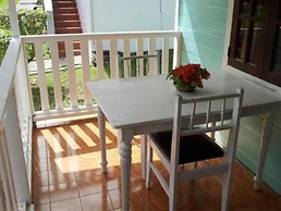 Chez Ophelia Cottage Apartments