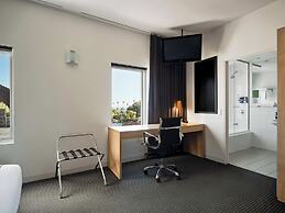 Saint Kilda Beach Hotel