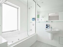 Saint Kilda Beach Hotel