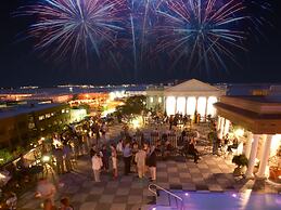 Market Pavilion Hotel