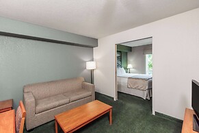 Super 8 by Wyndham Swan River MB