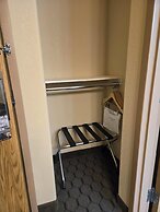 Super 8 by Wyndham Swan River MB