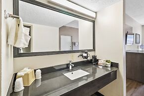 Red Roof Inn & Suites Fayetteville - Fort Bragg