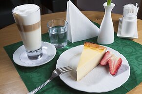 Hotel At the Green Grape