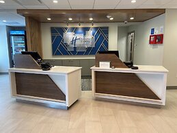 Holiday Inn Express & Suites Elyria by IHG