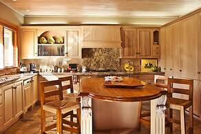 Treetops Lodge & Estate