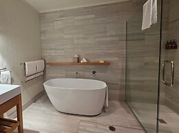 Treetops Lodge & Estate
