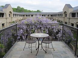 Vineyard Court Designer Suites Hotel