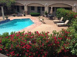 Vineyard Court Designer Suites Hotel