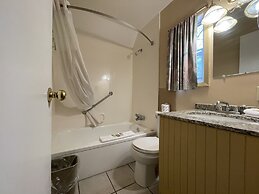 Super 8 by Wyndham Gananoque/Country Squire Resort