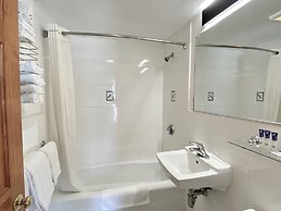 Americas Best Value Inn & Suites Hyannis Cape Cod