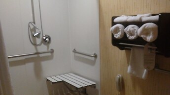 Holiday Inn Express Hotel & Suites Manchester Airport by IHG