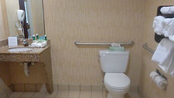 Holiday Inn Express Hotel & Suites Manchester Airport by IHG