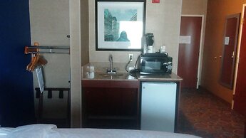 Holiday Inn Express Hotel & Suites Manchester Airport by IHG