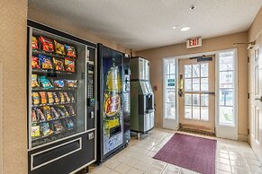 HomeTowne Studios & Suites by Red Roof Charlotte - Concord