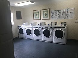 HomeTowne Studios & Suites by Red Roof Charlotte - Concord