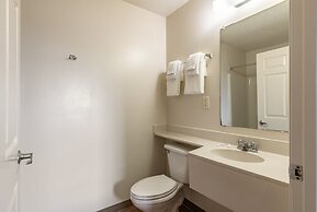 HomeTowne Studios & Suites by Red Roof Charlotte - Concord