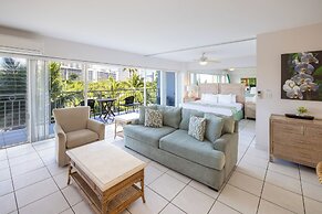 Waikiki Shore by OUTRIGGER