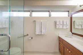 Waikiki Shore by OUTRIGGER