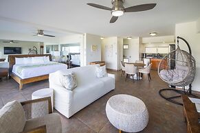 Waikiki Shore by OUTRIGGER