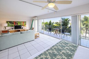 Waikiki Shore by OUTRIGGER