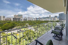 Waikiki Shore by OUTRIGGER