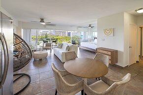 Waikiki Shore by OUTRIGGER