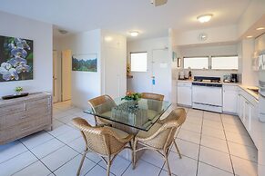 Waikiki Shore by OUTRIGGER