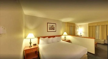 Days Inn & Suites by Wyndham Niagara Falls Centre St. By the Falls