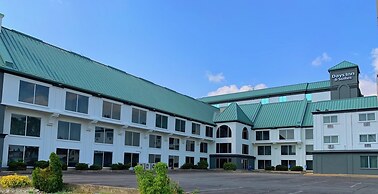 Days Inn & Suites by Wyndham Niagara Falls Centre St. By the Falls