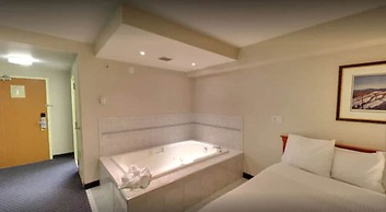 Days Inn & Suites by Wyndham Niagara Falls Centre St. By the Falls