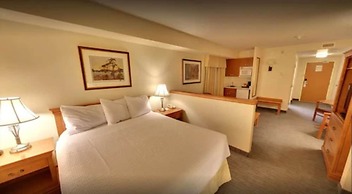 Days Inn & Suites by Wyndham Niagara Falls Centre St. By the Falls