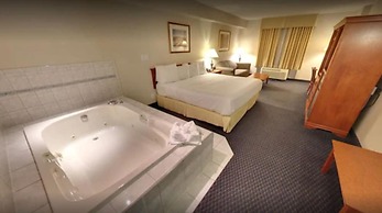 Days Inn & Suites by Wyndham Niagara Falls Centre St. By the Falls