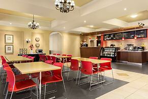 Days Inn & Suites by Wyndham Niagara Falls Centre St. By the Falls