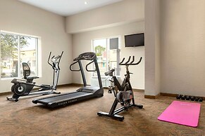 Days Inn & Suites by Wyndham Niagara Falls Centre St. By the Falls