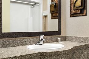 Days Inn & Suites by Wyndham Niagara Falls Centre St. By the Falls