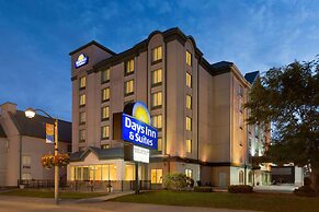 Days Inn & Suites by Wyndham Niagara Falls Centre St. By the Falls