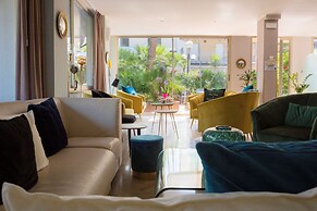 Aura Living Hotel