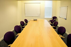 Premier Inn London Heathrow Airport T2 & T3 - Bath Road